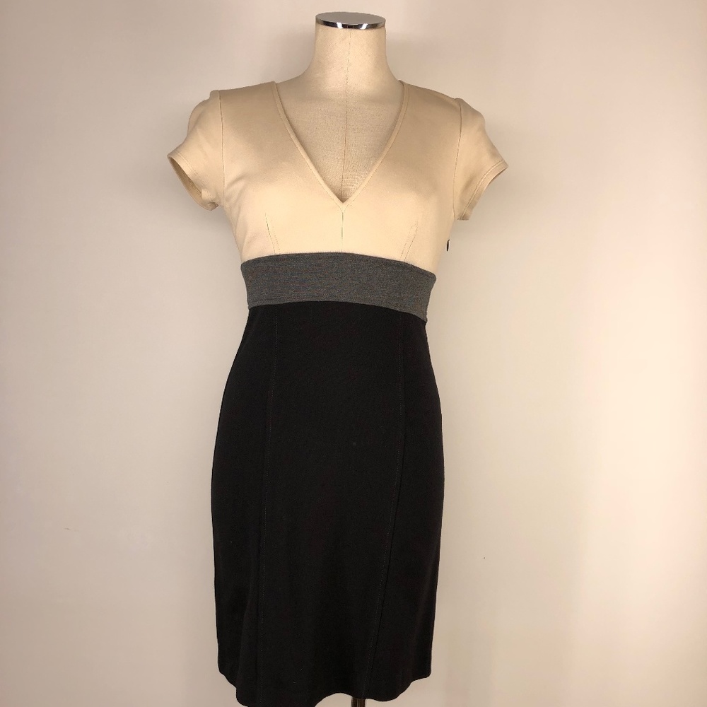 Fitted v-neck short sleeve dress midi